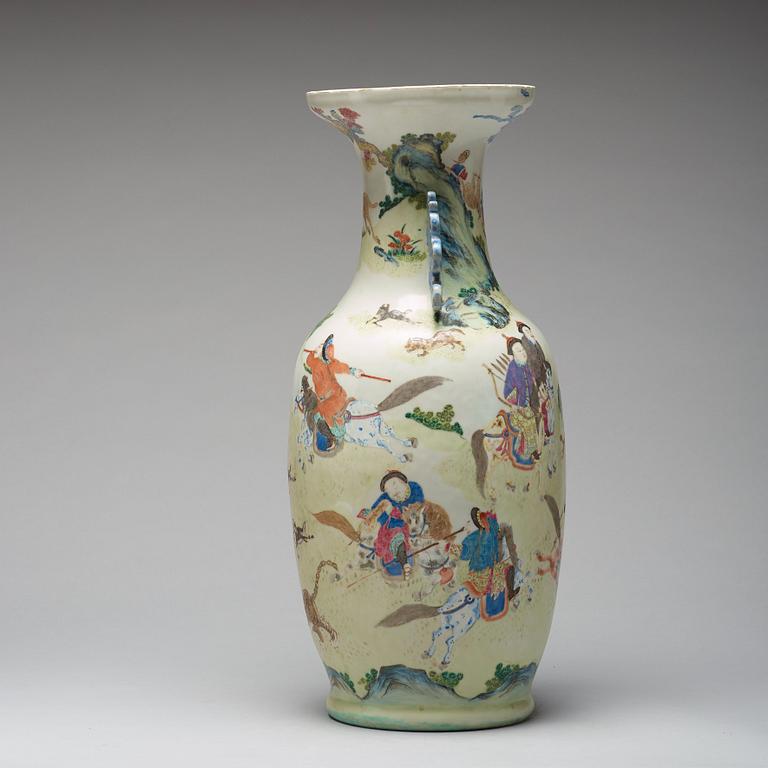 A large famille rose vase, Qing dynasty, 19th century.