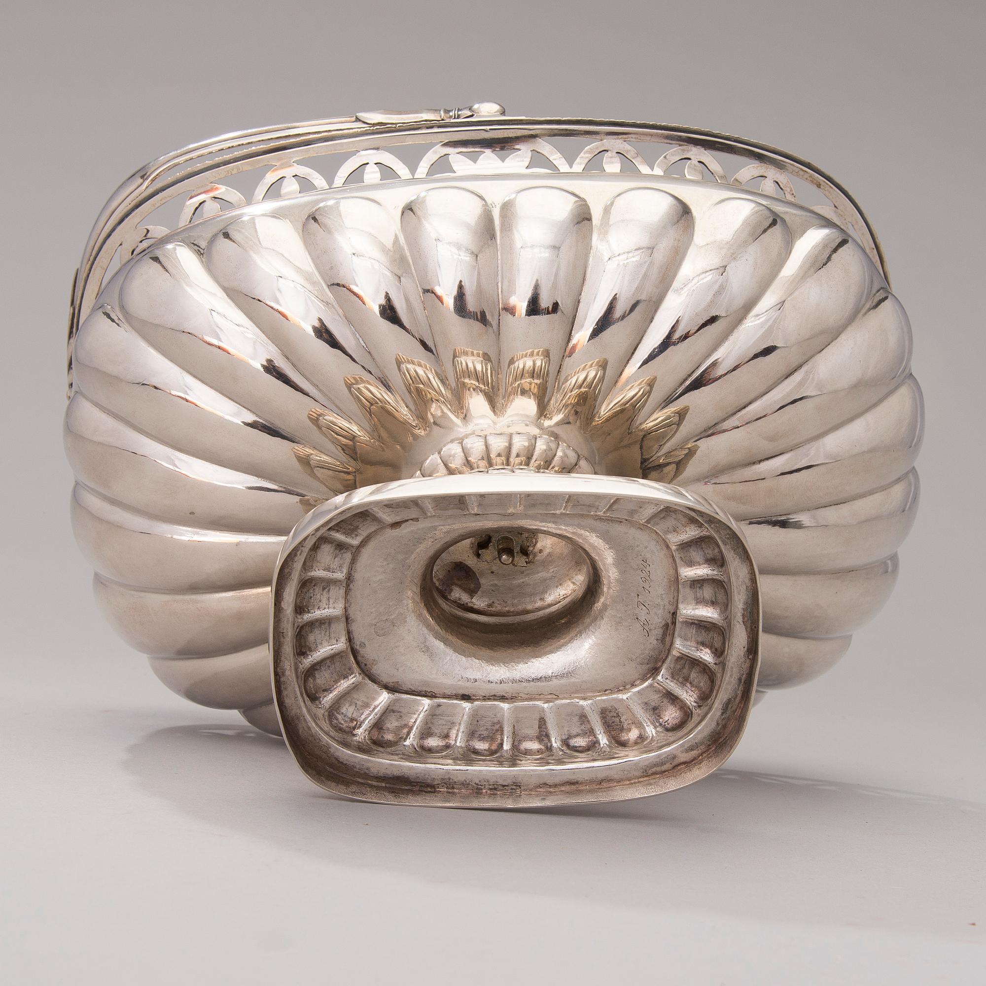 A RUSSIAN SWINGHANDEL BREADBASKET, silver, Tallinn (Reval), Friedrich Wilhelm Möring 1818-1828.