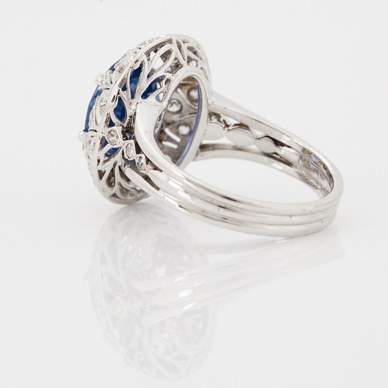 An 18K white gold ring set with a faceted sapphire.