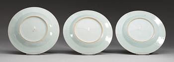 TALLRIKAR, tre stycken, kompaniporslin. Qing dynastin, Qianlong (1736-95).