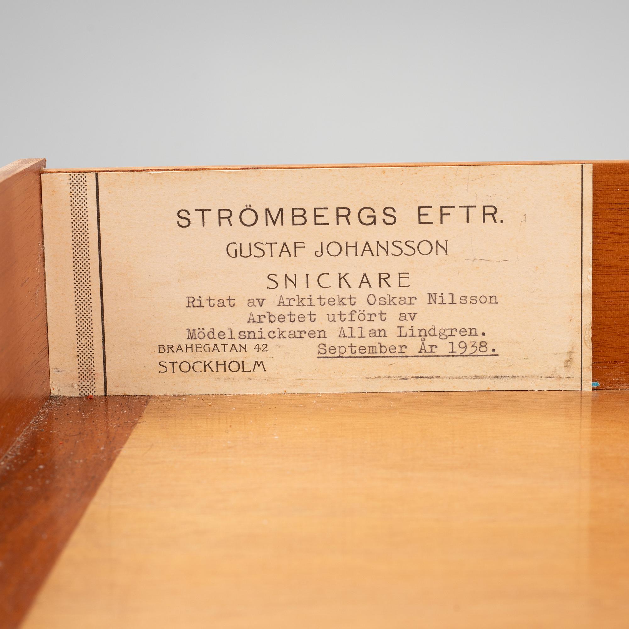 A mahogany veneered writing desk, 20th Century.
