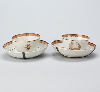 KOPPAR med fat, två stycken, Kina, Qianlong (1736-1795), porslin.