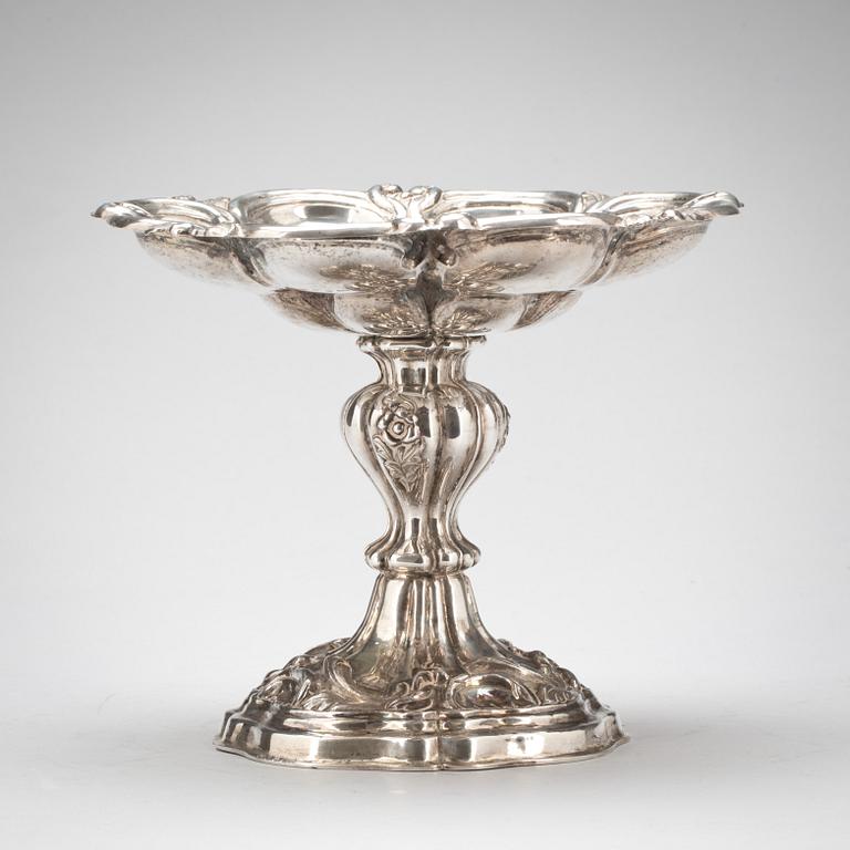 SKÅL på fot, silver, Adolf Lillja, Stockholm 1850. Vikt ca 516 g.