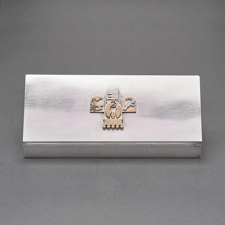 Wiwen Nilsson, a sterling rectangular box with a two colour gilt emblema in relief, Lund 1956.