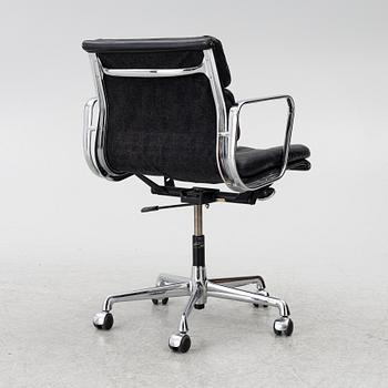 Charles & Ray Eames, a "Soft Pad" swiveling desk chair model EA217, Vitra.