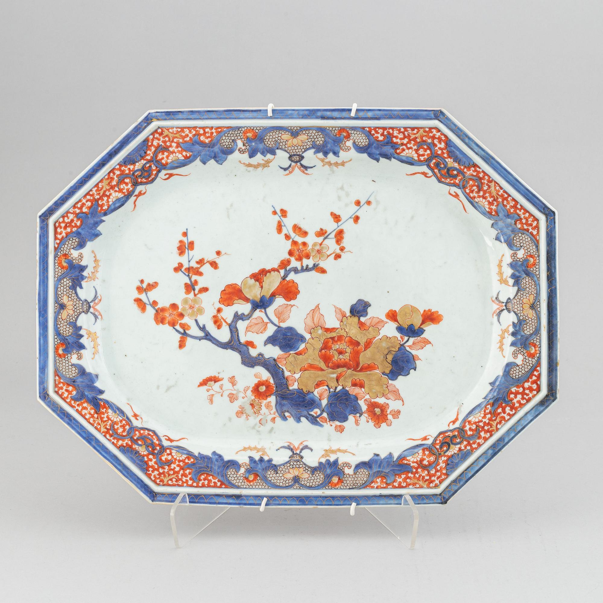 An imari serving dish, Qing dynasty, 18th Century.