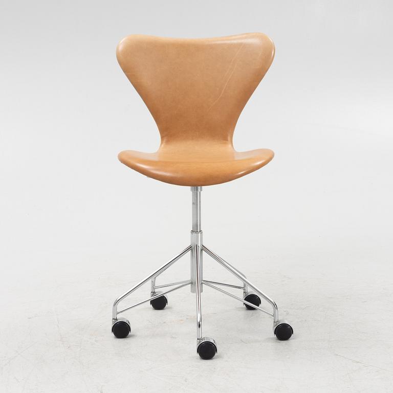 Arne Jacobsen, skrivbordsstol, "Sjuan", Fritz Hansen.