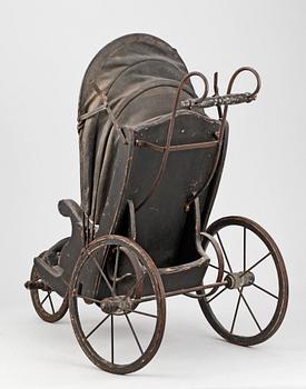 BARNVAGN för DOCKA, metall och läder, omkring sekelskiftet 1800/1900.