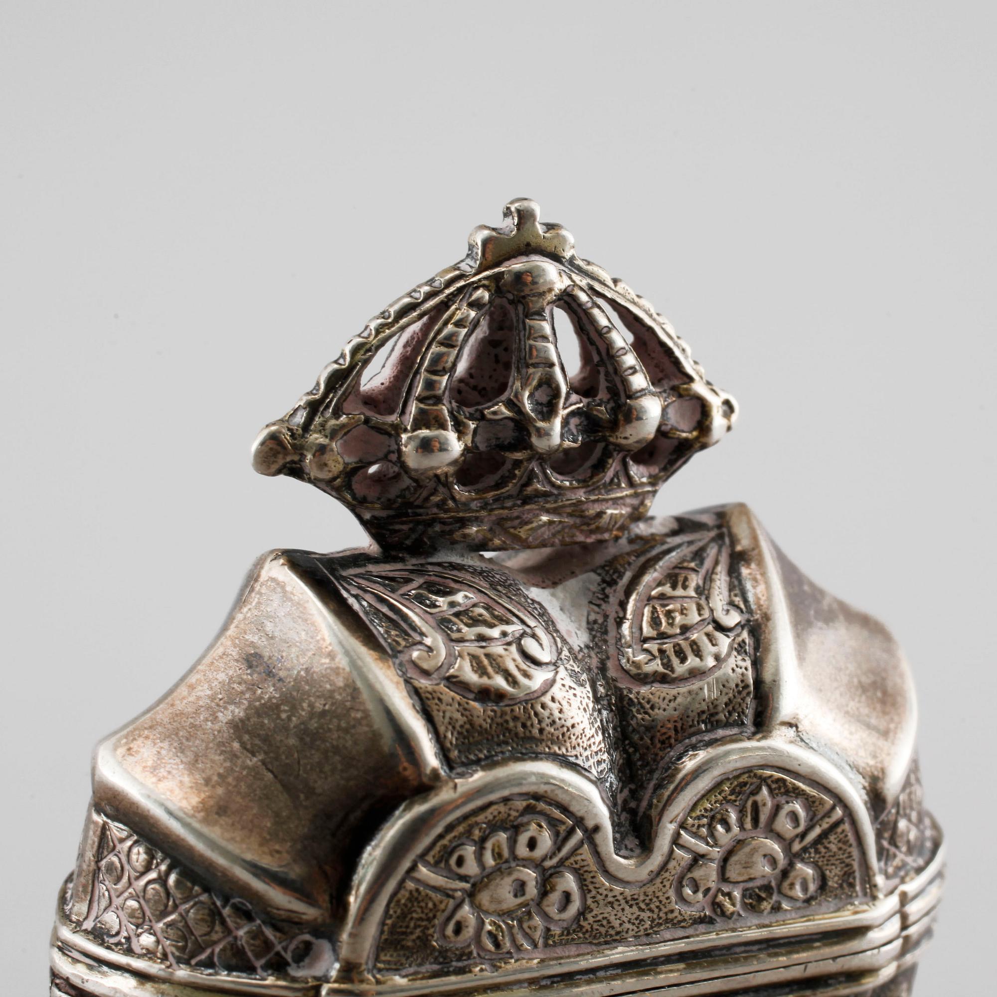 A Swedish 18th century parcel-gilt silver snuffbox, unmarked.