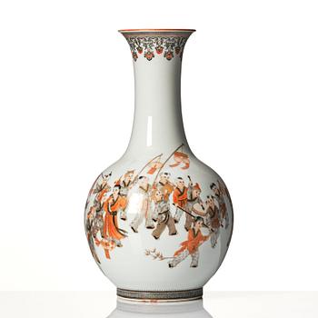 A finely painted Chinese vase, 20th Century. Seal mark to base.