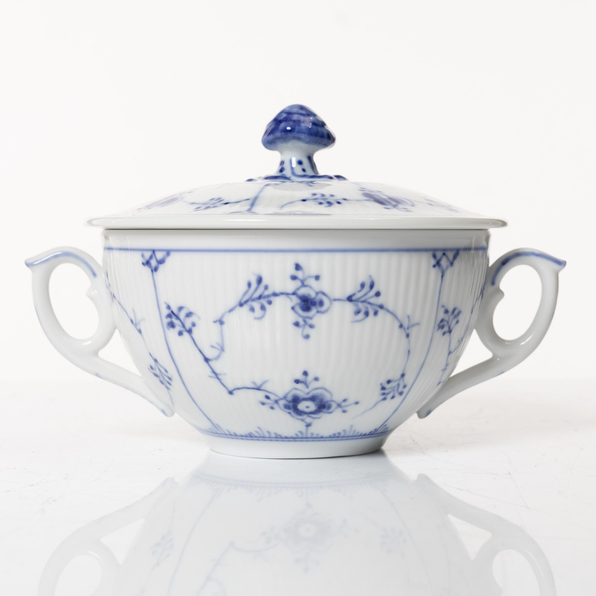 Royal Copenhagen, buljongkoppar med lock och fat, 8 st, "Musselmalet", Danmark, 1958-64.