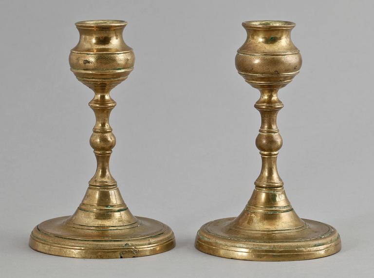 LJUSSTAKAR, ett par, mässing. 1800-talets mitt.