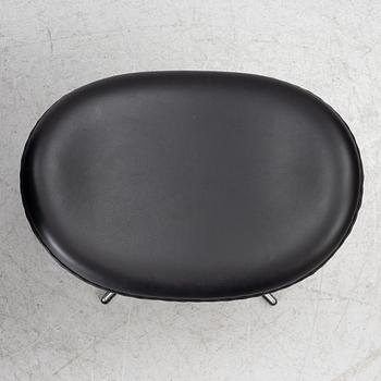 Arne Jacobsen, fåtölj med fotpall, "Ägget", Fritz Hansen, Danmark, 2022.