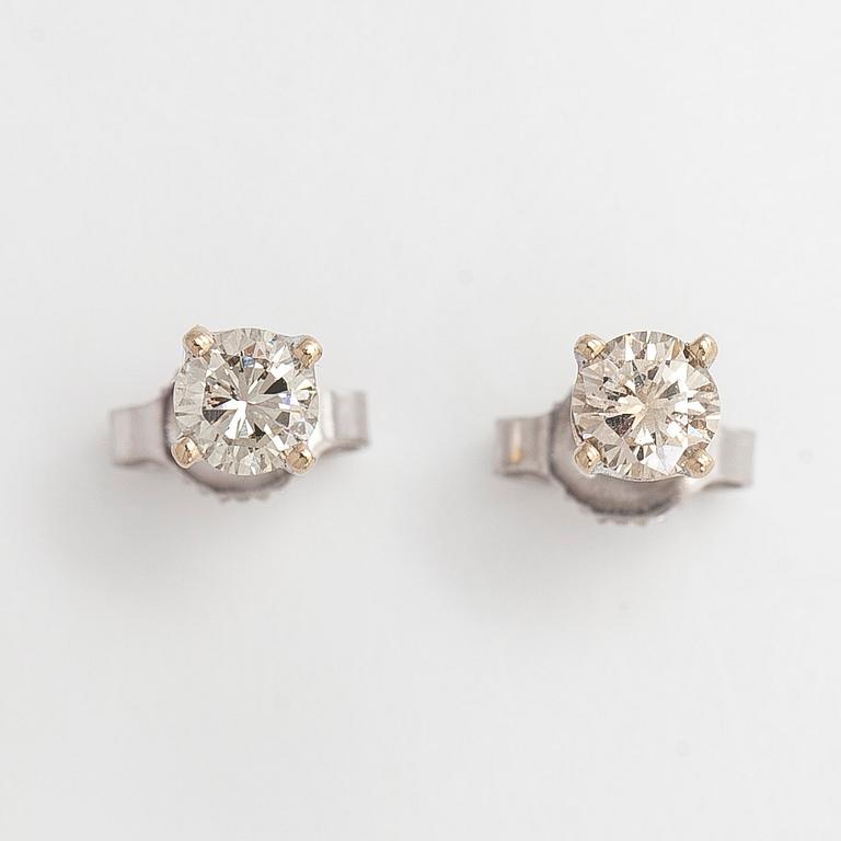 Korvakorut, briljanttihiotut timantit yhteensä noin 0,40 ct, 14K valkokultaa.