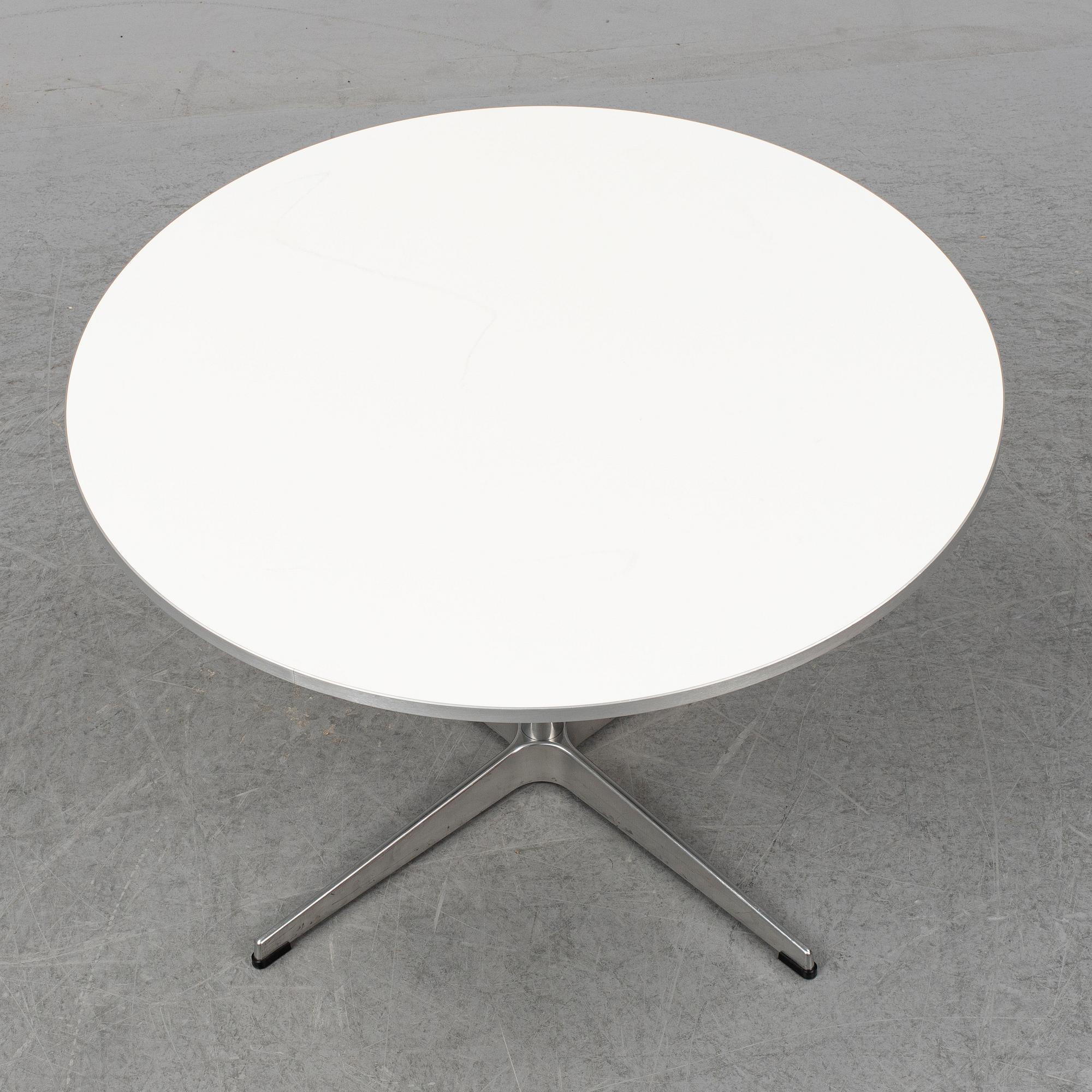 ARNE JACOBSEN, soffbord, för Fritz Hansen, 2000-tal.