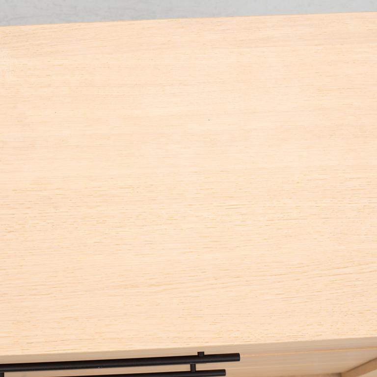 Torill Slettvoll, a dresser, Slettvoll.