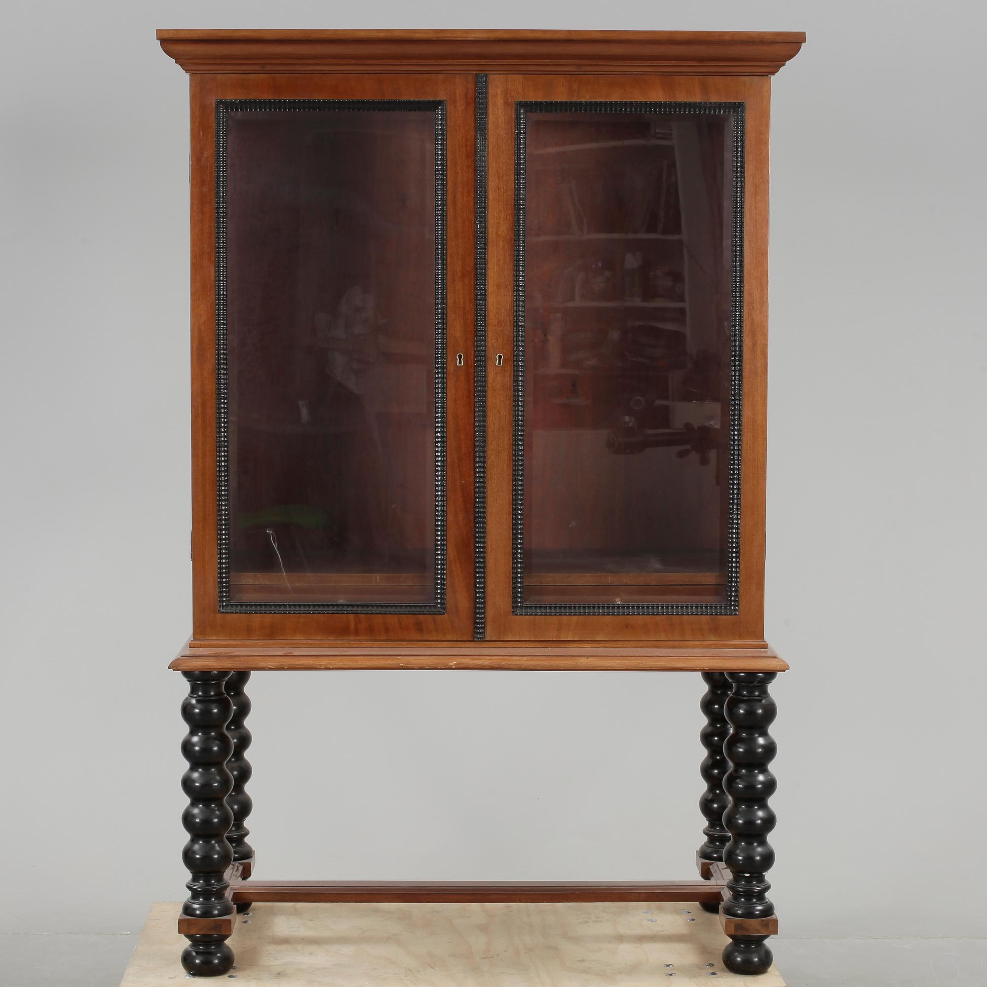 BOKSKÅP, barockstil, 1900-talets andra hälft.