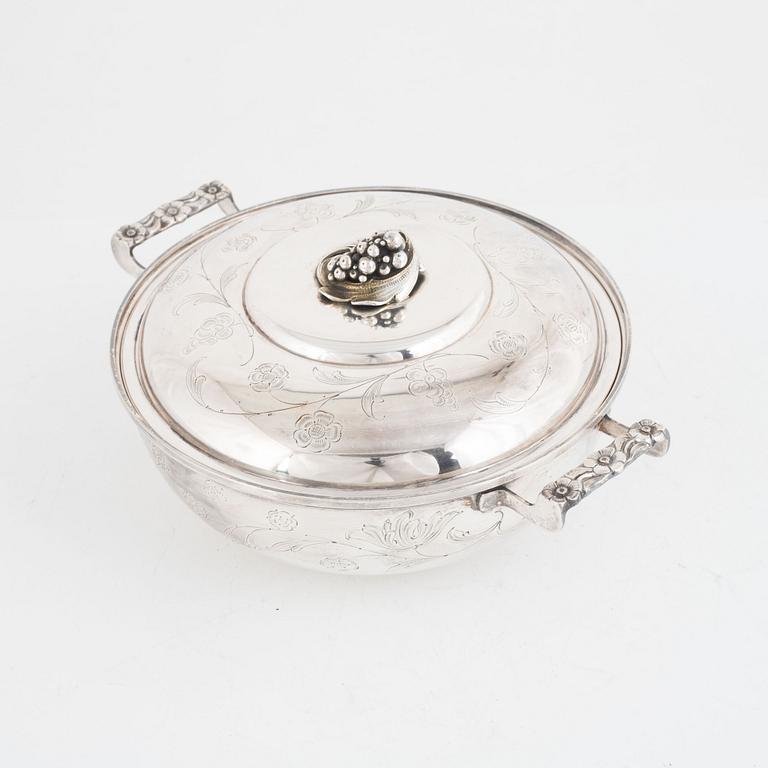 Karott med lock, silver, C G Hallberg, Stockholm, 1940.