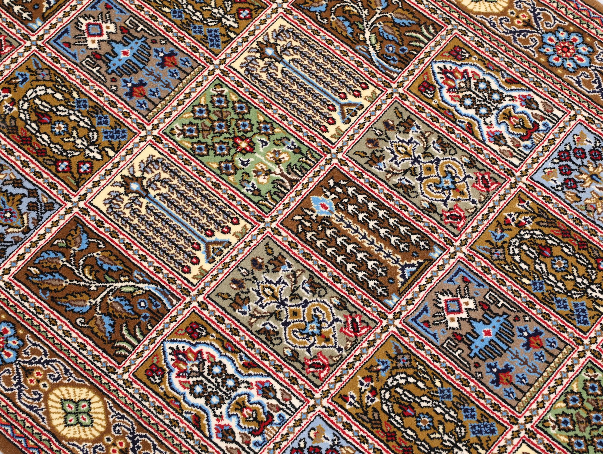 A Gohm runner, approx. 397 x 83 cm.