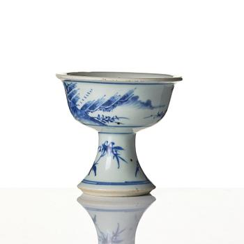 A blue and white stemcup and dish, Transition, 17th century.
