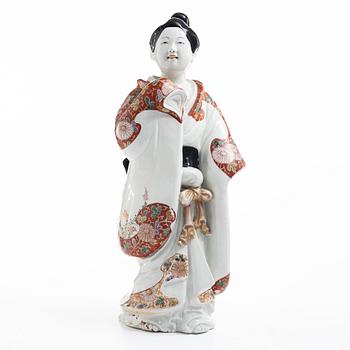 A large Japanese porcelain sculpture of a Geisha, Meiji period (1868-1912).