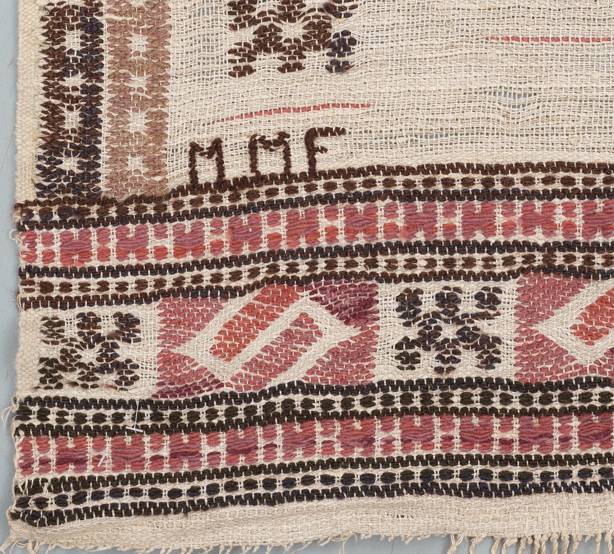 TEXTILE. "Röd S-bård". Flat weave (Inplock på linnebotten). 149 x 76,5 cm. Signed MMF.