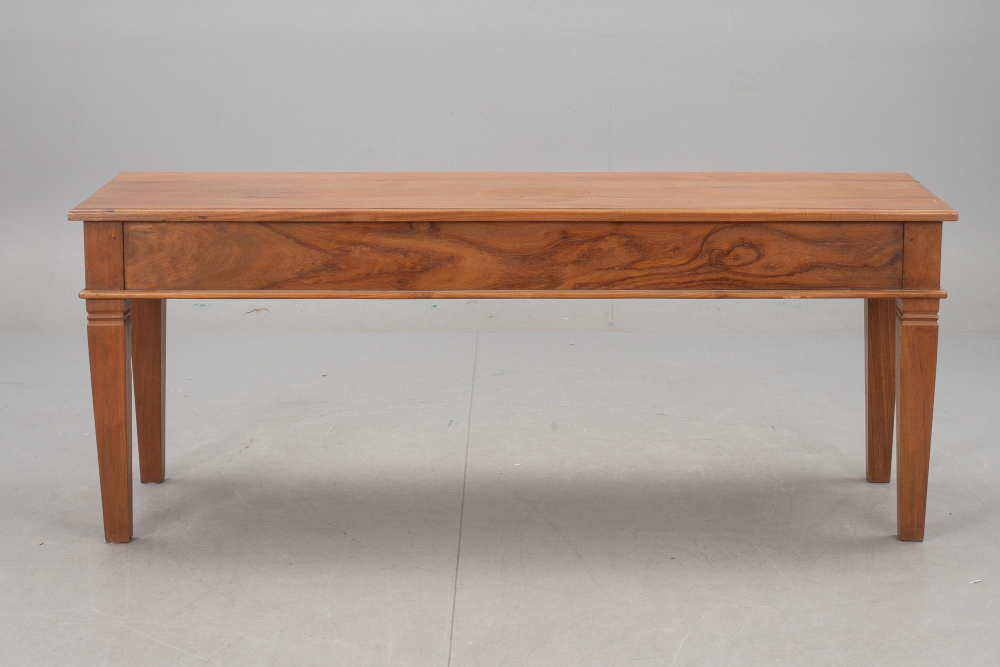 SIDEBOARD, 1900-talets andra hälft. Kolonialstil.