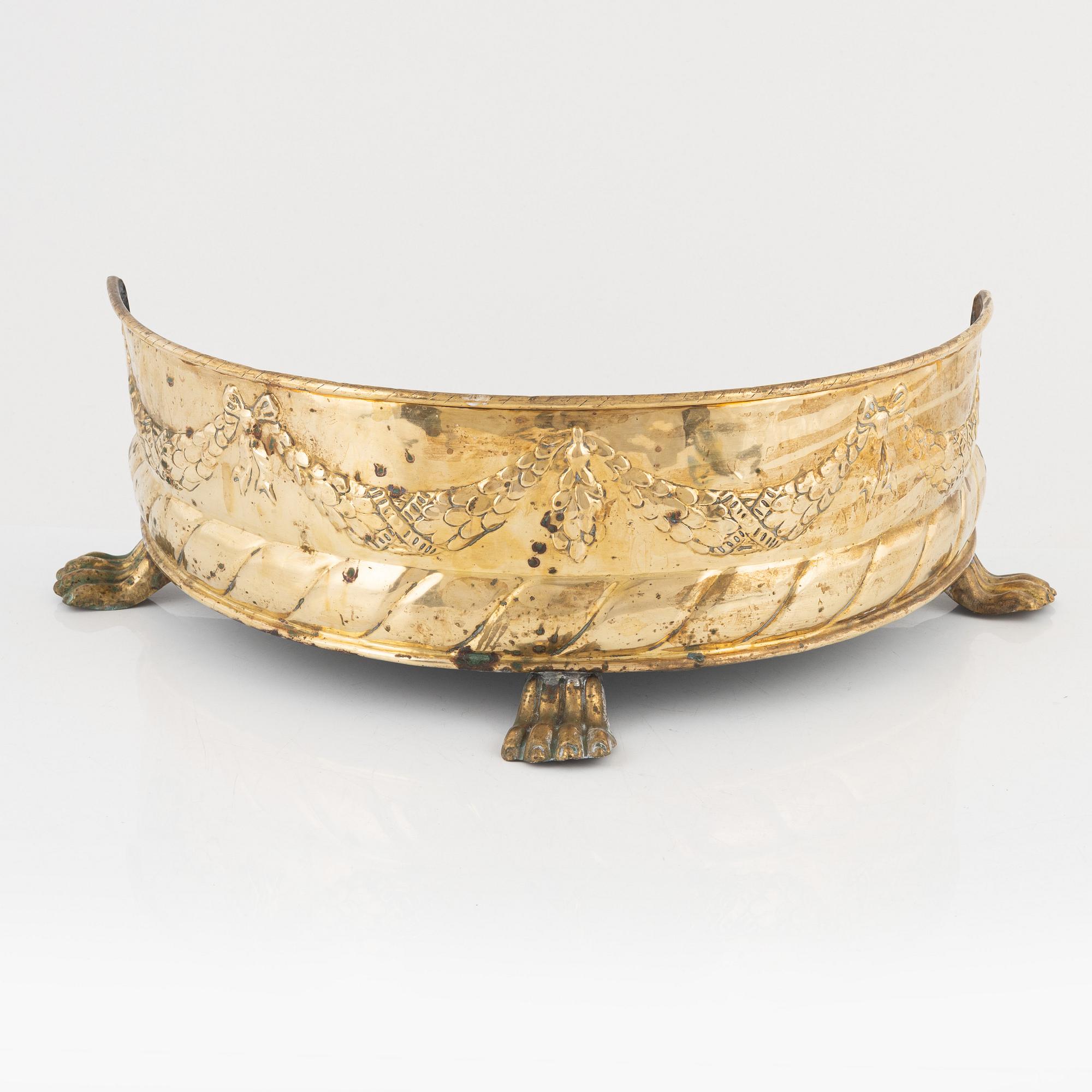 Brasskydd för kakelugn, omkring år 1900.