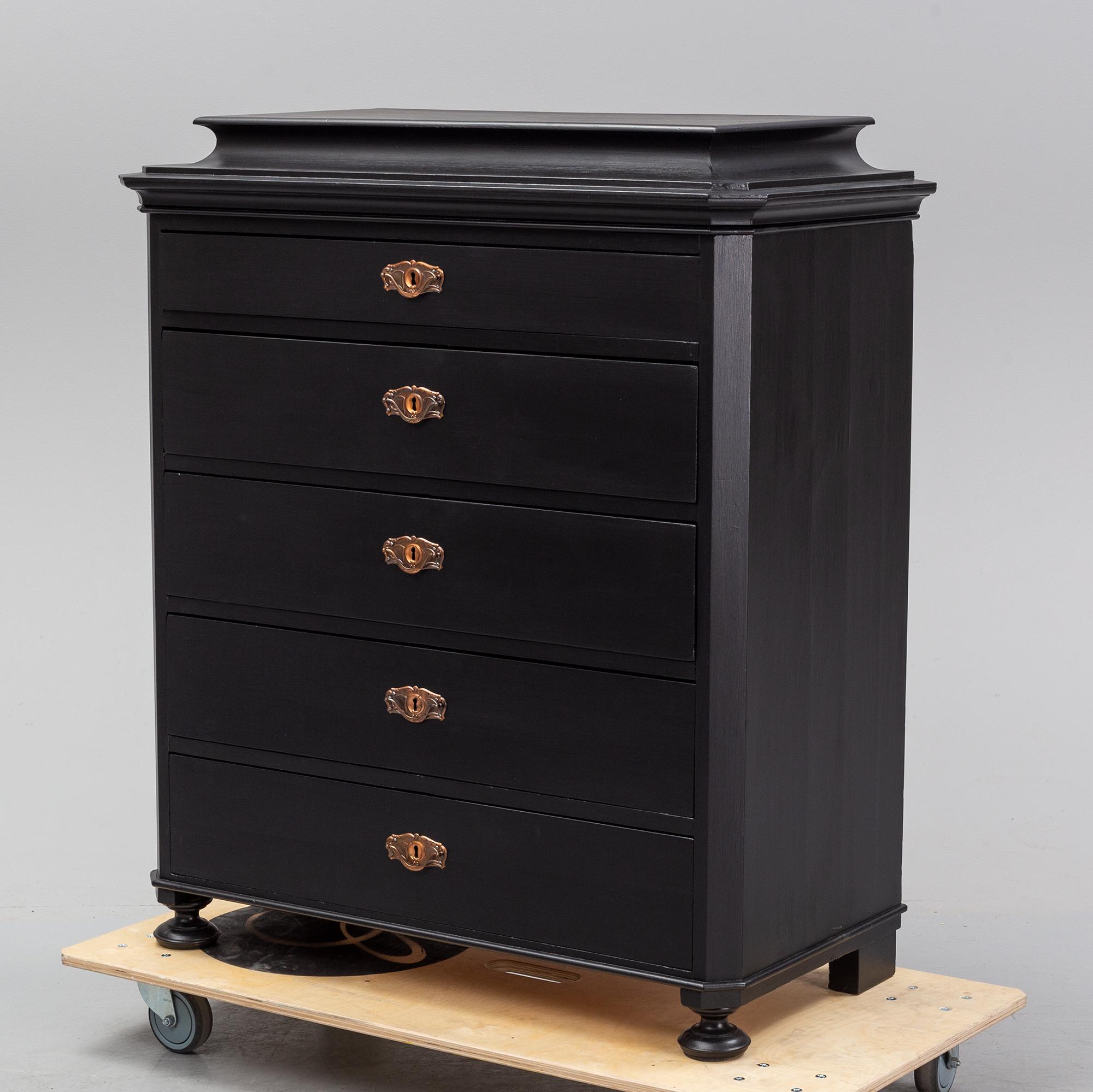 A painted chest of five drawers from around  1900.