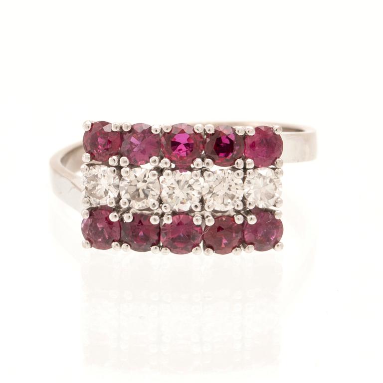 Ring in 18K white gold with round brilliant-cut diamonds and rubies.