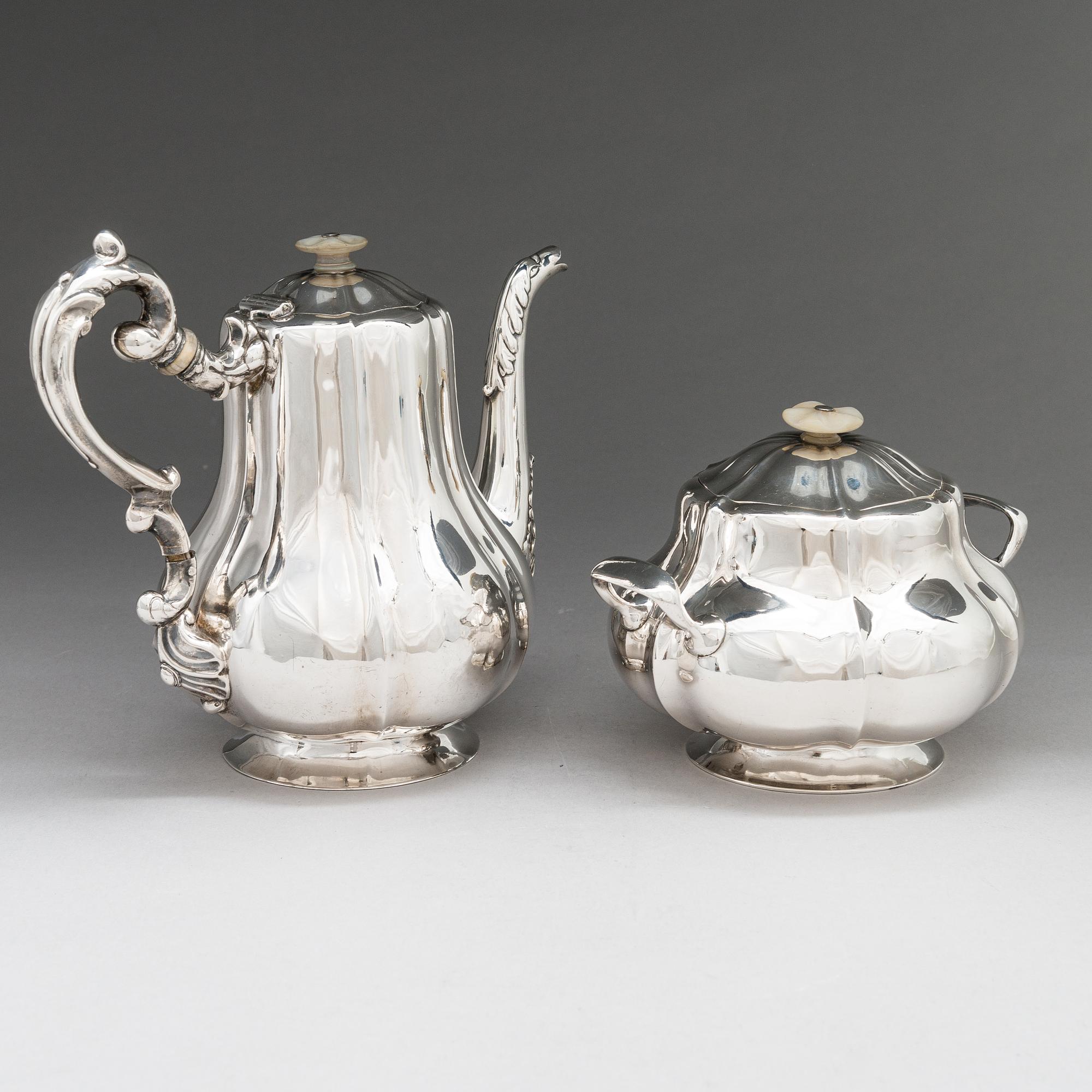 Alexander Kordes, Kaffekanna och sockerskål, silver, S:t Petersburg, Ryssland 1858.