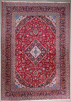 A carpet from kashan, around 419 x 296 cm.