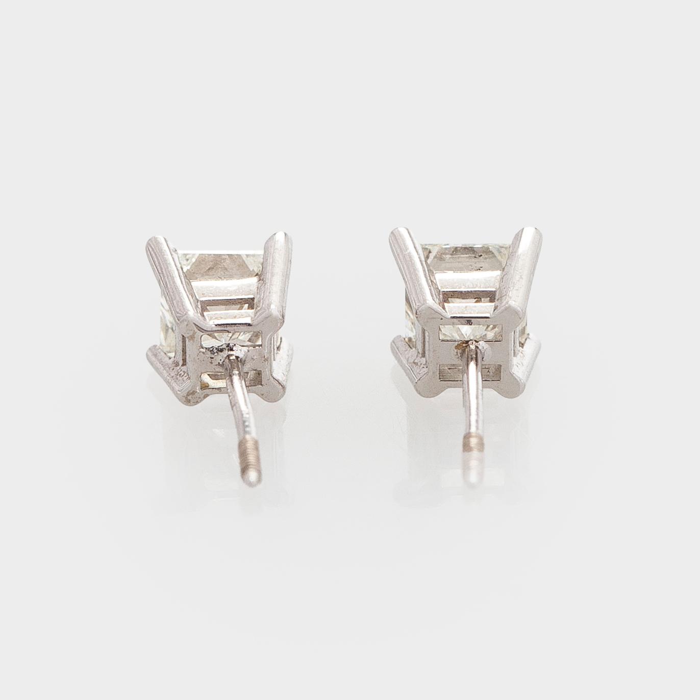 Korvakorut, prinsessihiotut timantit yhteensä noin 1,00 ct, 14K valkokultaa.
