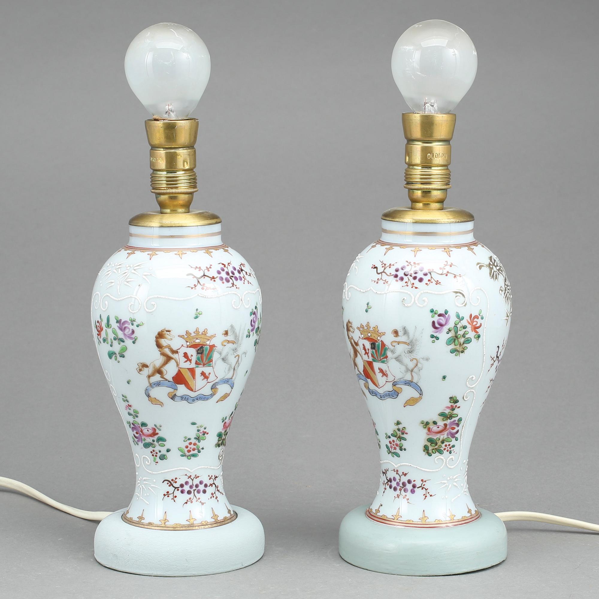 BORDSLAMPOR, ett par, porslin, Samson, Frankrike, 1800-talets andra hälft.