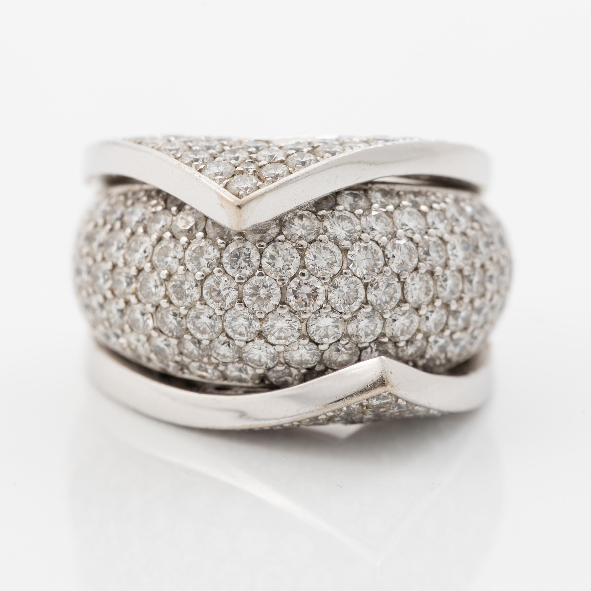 Ring 18K vitguld med briljantslipade diamanter.
