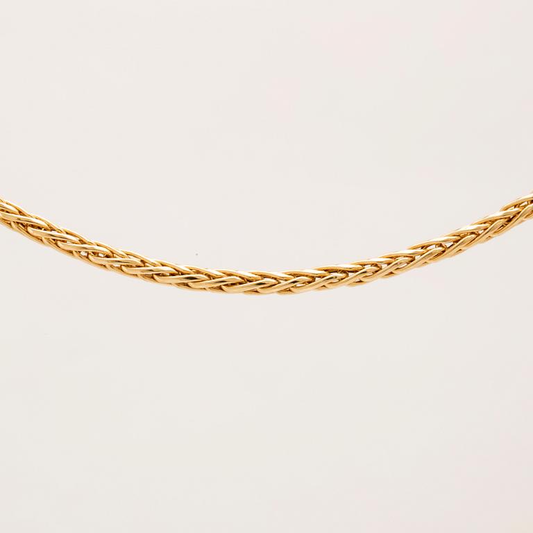 Necklace herringbone chain in 18K gold.