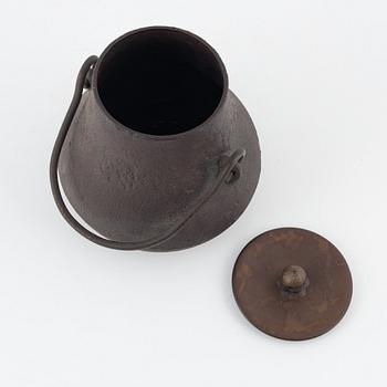Kärl med lock, järn och patinerad brons. Japan, Meiji (1868-1912).