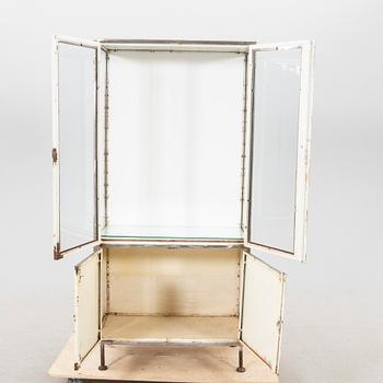 Läkarskåp mellaneuropa 1900-talets mitt.