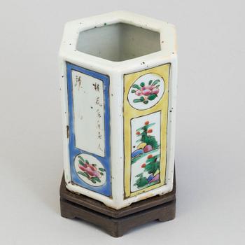 A 19th century Qing dynasty Chinese brushpot.