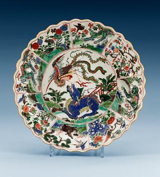 1568. A famille verte charger, Qing dynasty, Kangxi (1662-1722).