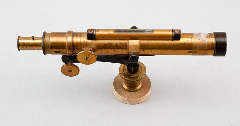 MÄTINSTRUMENT MED STATIV, omkring år 1900.