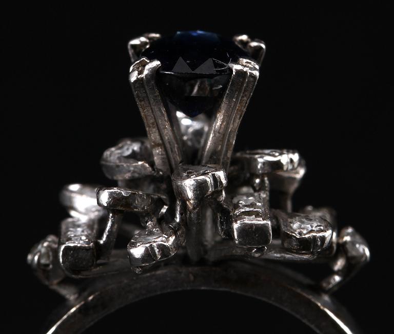 RING, 18k vitguld med briljantslipade diamanter och safir.