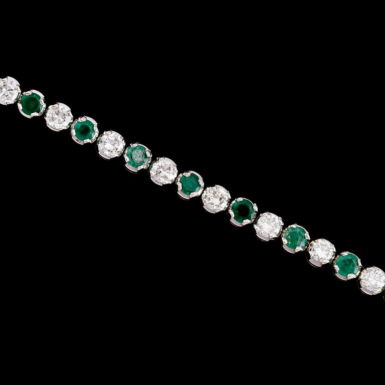 ARMBAND, sk Rivière, 14 k vitguld, 21 briljantslipade diamanter tot ca 2.52 ct och smaragder. Vikt ca 13 g.