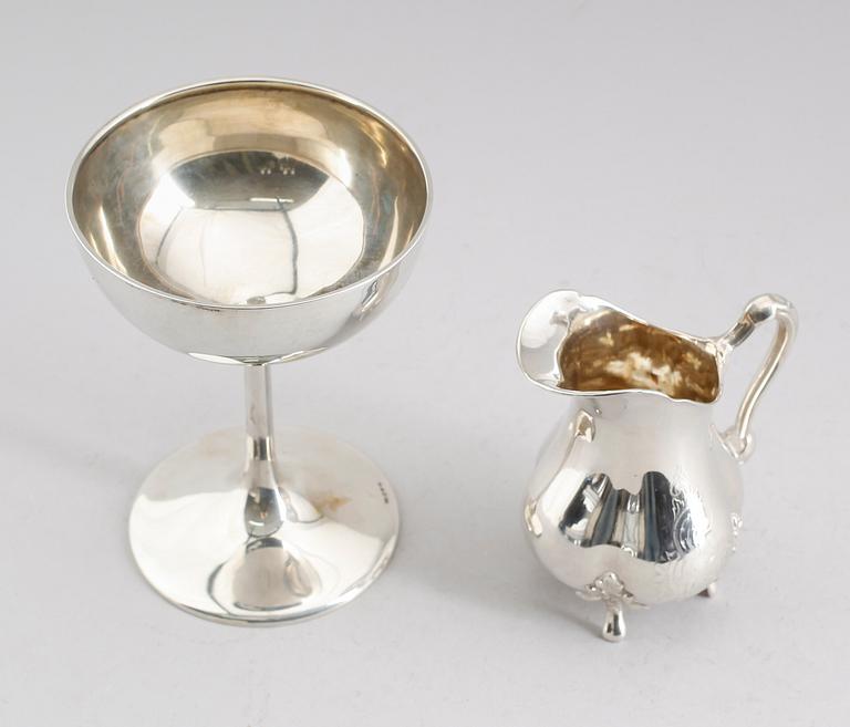 SKÅL PÅ FOT OCH GRÄDDKANNA, silver. Total vikt 365 g.