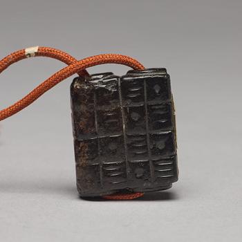OBJEKT, tre stycken, nefrit. Kina.