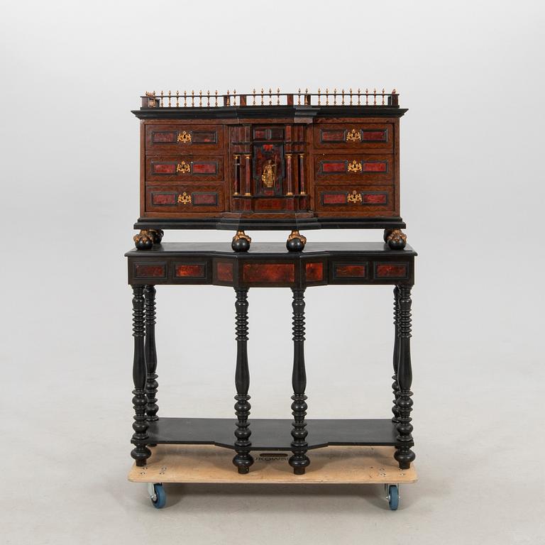 Cabinet in Baroque style, late 19th century.