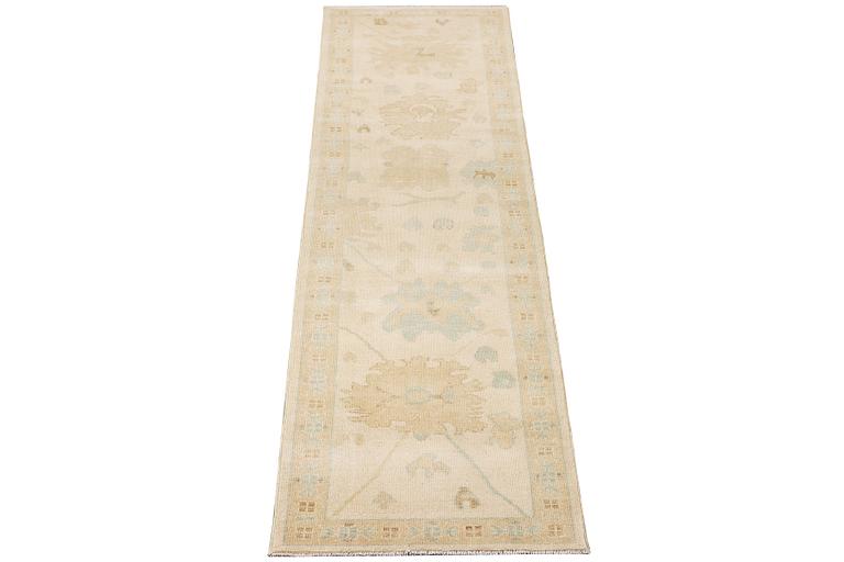 An Ushak runner carpet, c. 360 x 80 cm.