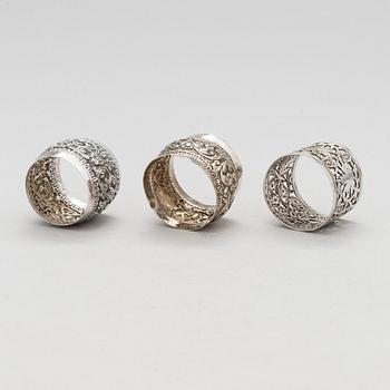 Silverföremål, 9 st: fat, tre servettringar och fem bägare, sannolikt Indien, 1900-tal.