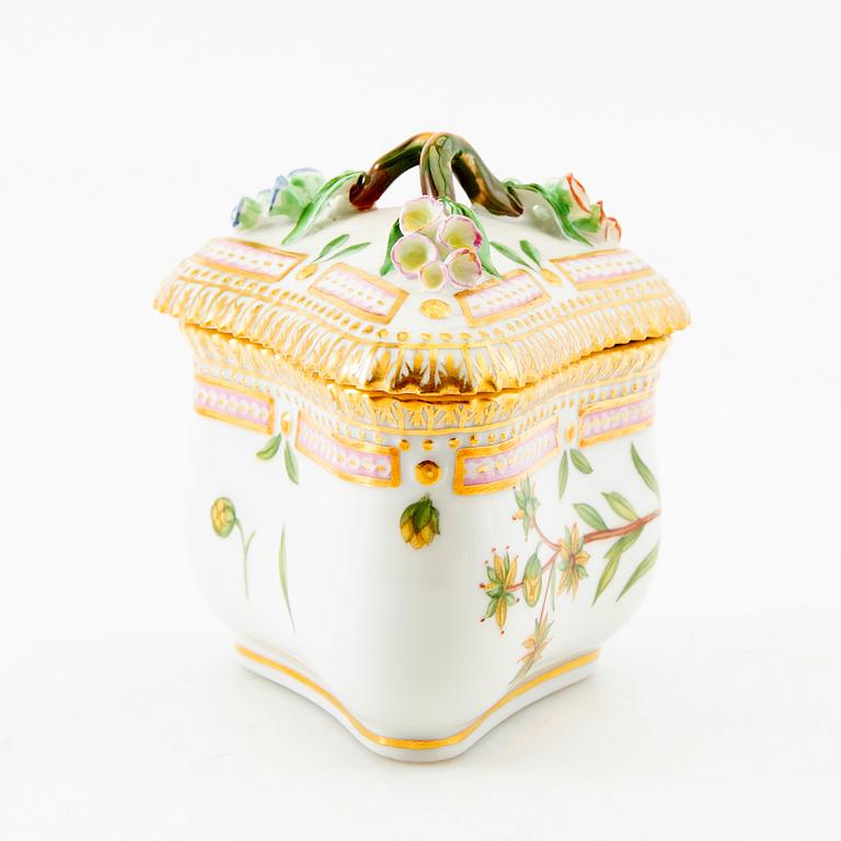 Crèmekopp med lock och fat, porslin, "Flora Danica", Royal Copenhagen, Danmark.