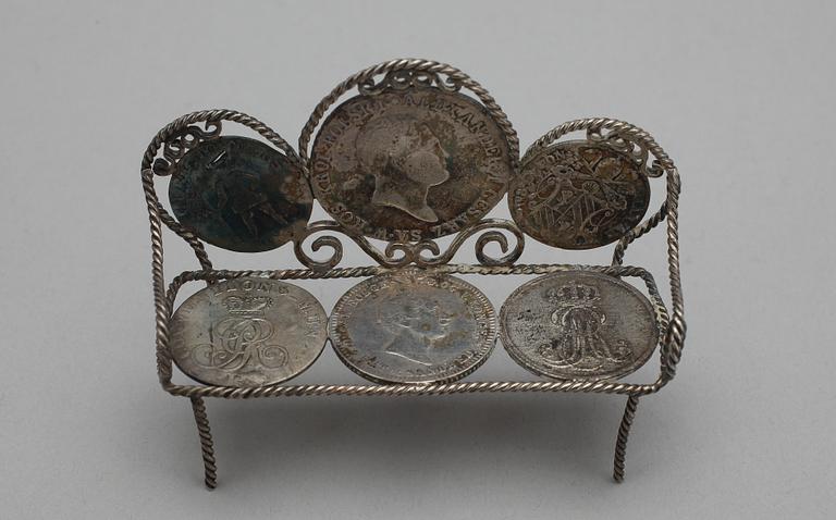 MINIATYRMÖBLER och STRYKJÄRN, 10 delar, silver, sekelskiftet 1900. Totalvikt 100 gr.